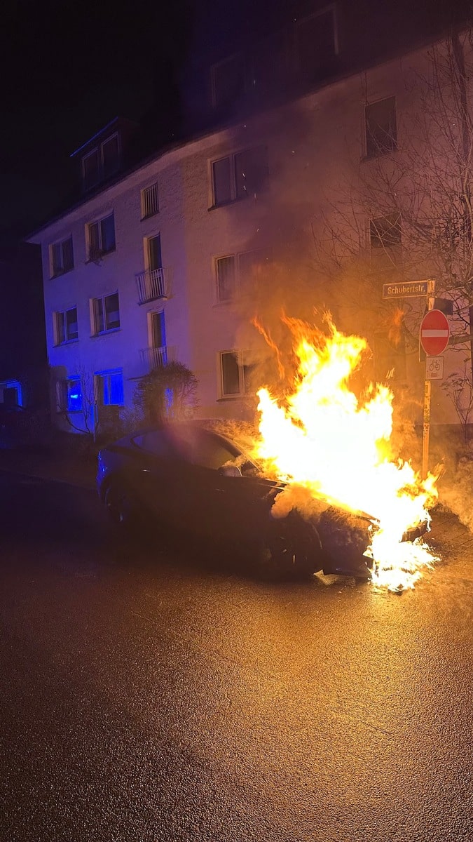 FW-E: Morgendliche Brandserie beschäftigt die Feuerwehr Essen