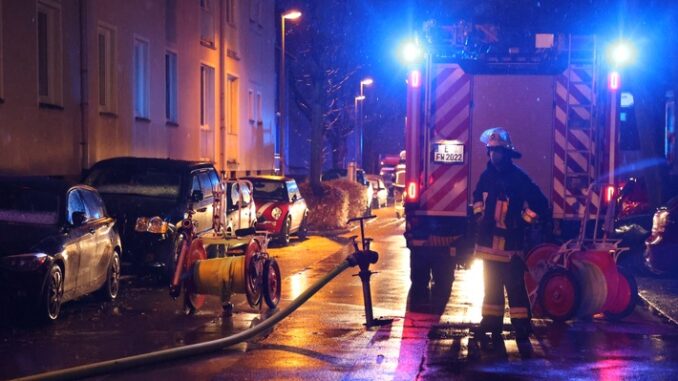 FW-E: Nächtlicher Wohnungsbrand in einem Mehrfamilienhaus - Treppenraum verraucht