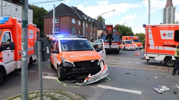 FW-E: Notarzteinsatzfahrzeug verunfallt auf Alarmfahrt mit PKW, vier Personen zum Teil schwer verletzt - Feuerwehr befreit Fahrer mit hydraulischen Rettungsgeräten