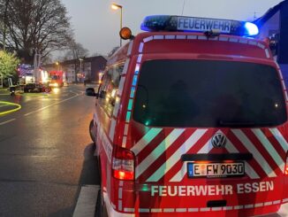 FW-E: PKW brennt unmittelbar vor Gebäude - keine Verletzten