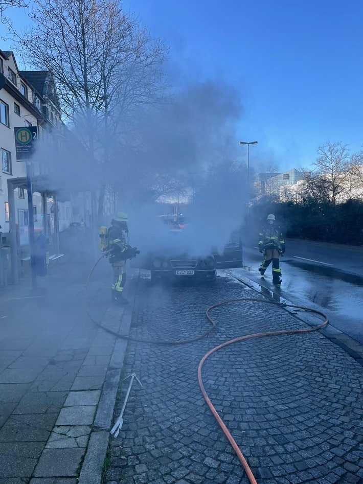 FW-E: PKW geht während der Fahrt in Flammen auf - keine Verletzten