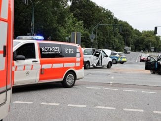 FW-E: PKW kollidiert im Kreuzungsbereich mit Schulbus - fünf Verletzte, darunter drei Kinder