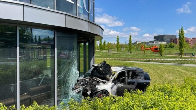 FW-E: PKW prallt in Ladenlokal von Polstergeschäft und geht in Flammen auf - zwei schwerverletzte
