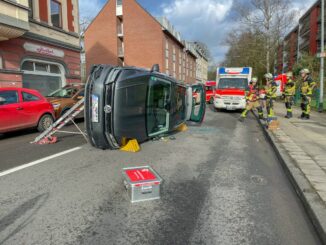 FW-E: Pkw-Unfall in Kupferdreh - Fahrzeug kippt auf die Seite, Fahrer leicht verletzt