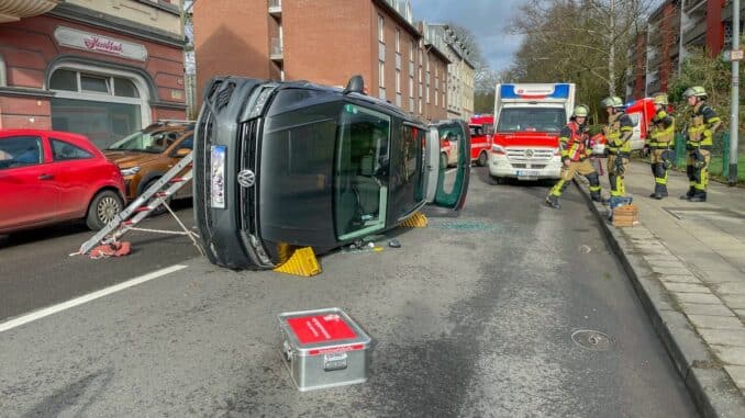 FW-E: Pkw-Unfall in Kupferdreh - Fahrzeug kippt auf die Seite, Fahrer leicht verletzt