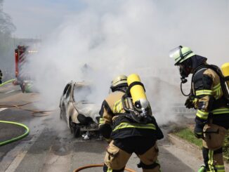 FW-E: Pkw vor Tankstellengelände in Vollbrand