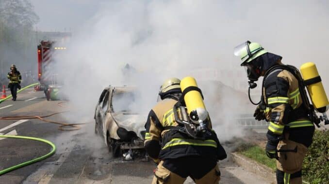 FW-E: Pkw vor Tankstellengelände in Vollbrand