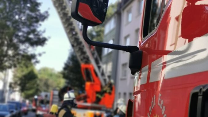 FW-E-Rauchentwicklung-aus-Dachgeschosswohnung-entpuppt-sich-als-defekter-Akku.jpeg FW-E: Rauchentwicklung aus Dachgeschosswohnung entpuppt sich als defekter Akku