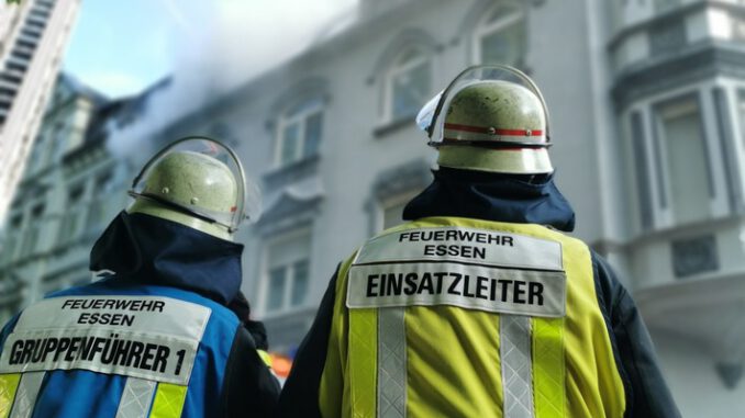 FW-E-Rauchmelder-weckt-Bewohner-bei-Brand-in-Mehrfamilienhaus.jpeg FW-E: Rauchmelder weckt Bewohner bei Brand in Mehrfamilienhaus - Menschenrettung über Drehleiter