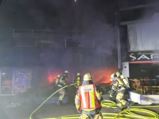 FW-E: Restaurant in Vollbrand - angrenzender Supermarkt verraucht, keine Verletzten