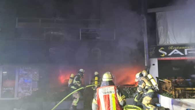 FW-E: Restaurant in Vollbrand - angrenzender Supermarkt verraucht, keine Verletzten