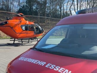 FW-E: Rettungswagen verunfallt auf Einsatzfahrt mit einem PKW - eine Person verletzt