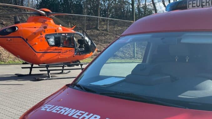 FW-E: Rettungswagen verunfallt auf Einsatzfahrt mit einem PKW - eine Person verletzt