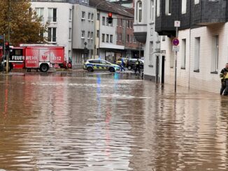 FW-E: Rohrbruch einer Hauptwasserleitung - Straße überflutet