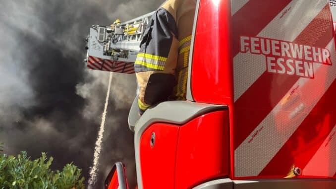 FW-E: Rund alle 2 Minuten 54 Sekunden rückt die Feuerwehr Essen im Jahr 2022 zu Einsätzen aus