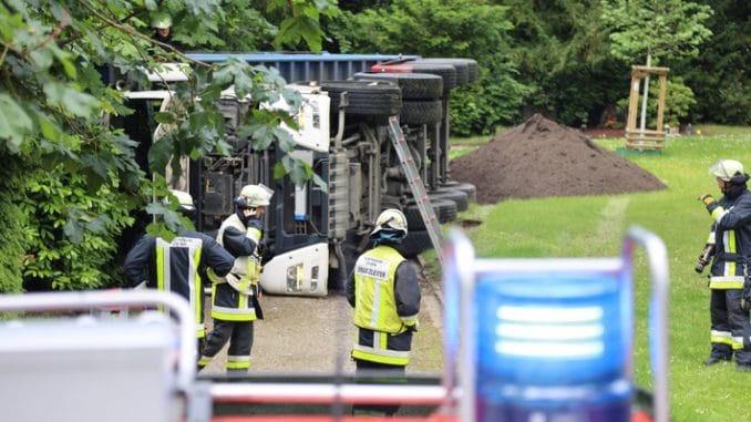 FW-E: Sattelkipper stürzt beim Entladen auf Friedhof um - Fahrer leicht verletzt