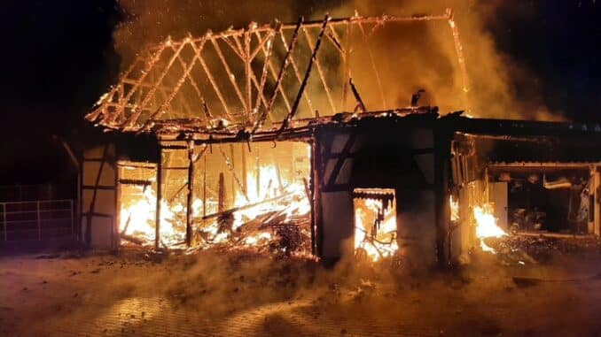 FW-E: Scheune brennt in Essen Kettwig in voller Ausdehnung - Feuerwehr verhindert Übergreifen auf Haupthaus