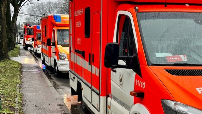 FW-E: Schulbus kollidiert mit Straßenbahn - 28 Personen betroffen, acht Kinder und ein Erwachsener verletzt.