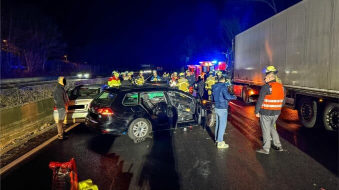 FW-E: Schwerer Verkehrsunfall auf der BAB 40 - viele Fahrzeuge beteiligt