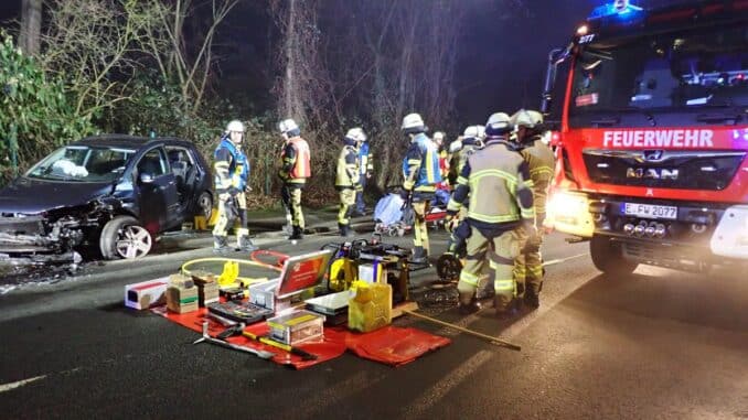 FW-E: Schwerer Verkehrsunfall - eine Person im Fahrzeug eingeschlossen