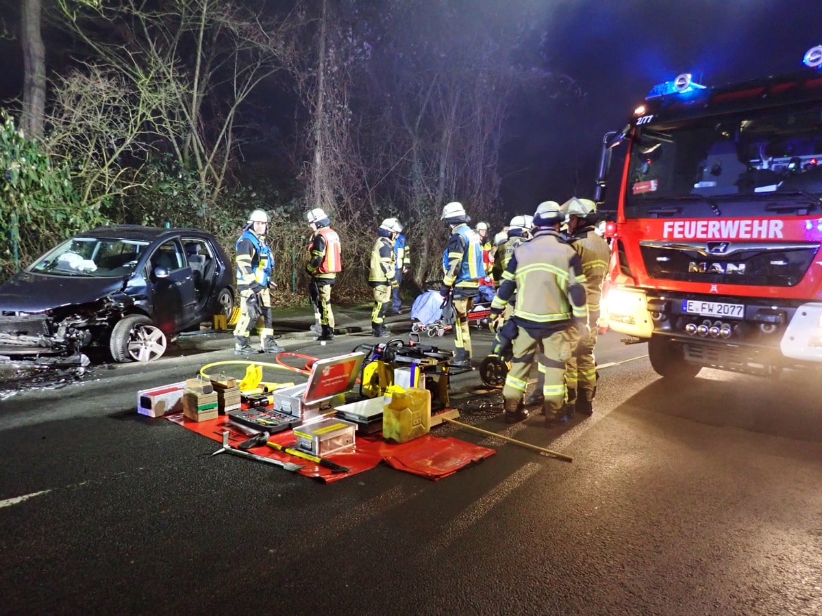 FW-E: Schwerer Verkehrsunfall - eine Person im Fahrzeug eingeschlossen