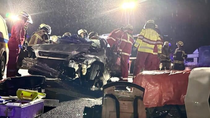 FW-E: Schwerer Verkehrsunfall mit eingeklemmter Person - schwierige Anfahrt durch fehlende Rettungsgasse