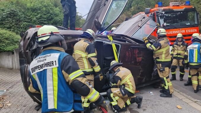 FW-E: Schwerer Verkehrsunfall mit technischer Rettung - eine verletzte Person