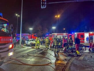 FW-E: Schwerer Verkehrsunfall mit zwei PKW - Feuerwehr befreit zwei Insassen