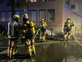 FW-E: Sperrmüllbrand vor einem Mehrfamilienhaus - Feuerwehr verhindert Brandausbreitung