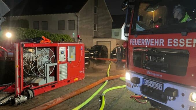 FW-E: Starkregenereignis in den nördlichen Stadtteilen sorgt für rund 90 unwetterbedingte Einsätze - Wohngebiet überflutet