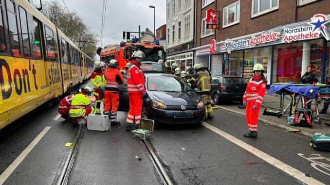 FW-E: Straßenbahn kollidiert mit PKW - eine Person eingeklemmt