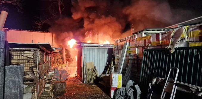 FW-E: Überseecontainer eines Gartenbaubetriebes geht in Flammen auf