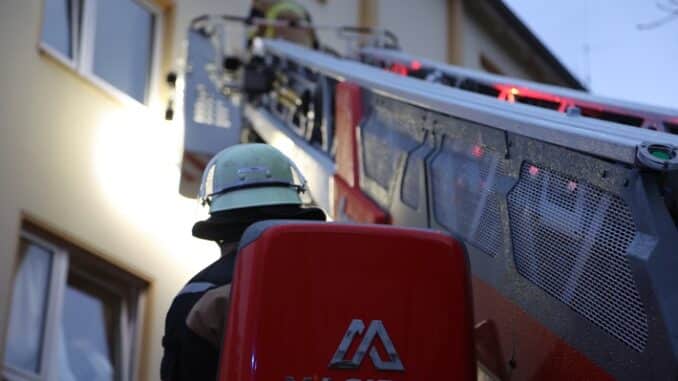 FW-E: Unrat brennt auf Baustellengelände, Rauch zieht über gekippte Fenster in angrenzendes Gebäude - keine Verletzten