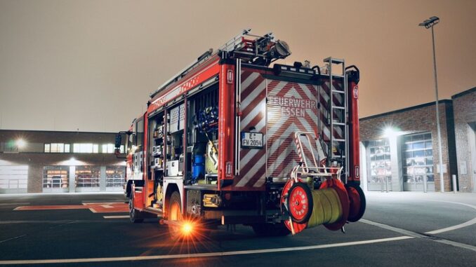 FW-E: Verkehrsunfall auf Glatteis - Pkw droht umzukippen