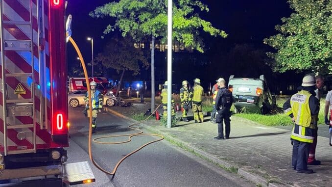 FW-E: Verkehrsunfall fordert zwei Verletzte - PKW landet nach Aufprall auf dem Dach