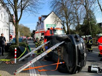 FW-E: Verkehrsunfall mit Pkw in Seitenlage - eine verletzte Person