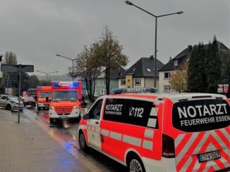 FW-E: Verkehrsunfall mit vier Fahrzeugen - Rettungswagen in Unfall involviert