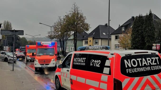 FW-E: Verkehrsunfall mit vier Fahrzeugen - Rettungswagen in Unfall involviert