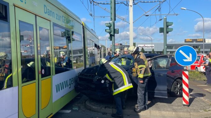 FW-E: Verkehrsunfall zwischen PKW und Straßenbahn