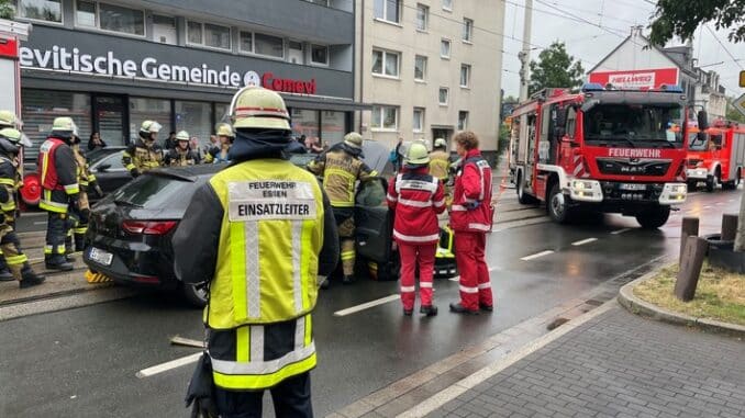 FW-E: Verkehrsunfall zwischen Straßenbahn und PKW - zwei Personen verletzt