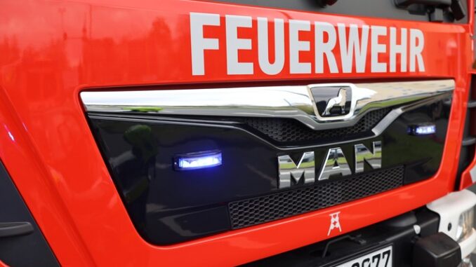 FW-E: Verpuffung auf Kajütboot - eine Person schwer verletzt