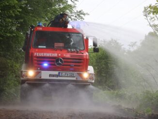 FW-E: Wald- und Vegetationsbrandübung der Feuerwehren in Essen-Byfang - Polizeihubschrauber unterstützt bei der &quot;Brandbekämpfung&quot;