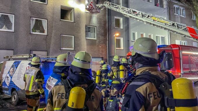 FW-E: Wohnung in Vollbrand - Feuerwehr rettet zwei Personen über Drehleiter