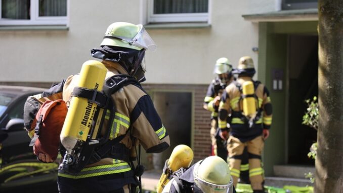 FW-E: Wohnung in Vollbrand - Menschenrettung über Drehleiter