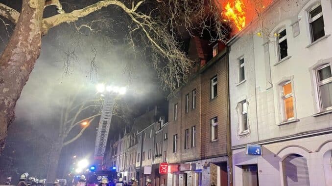 FW-E: Wohnungsbrand im Dachgeschoss eines Mehrfamilienhauses - eine Person verletzt