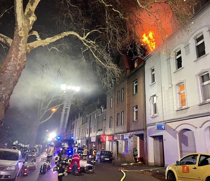 FW-E: Wohnungsbrand im Dachgeschoss eines Mehrfamilienhauses - eine Person verletzt