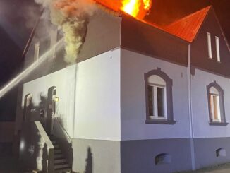 FW-E: Wohnungsbrand in einem Mehrfamilienhaus - Brandausbreitung auf Dachstuhl verhindert, keine Verletzten