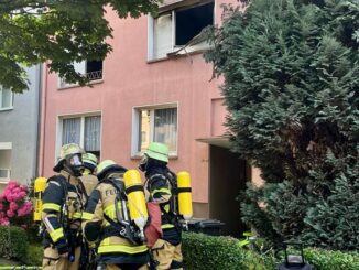 FW-E: Wohnungsbrand in einem Mehrfamilienhaus - Feuerwehr rettet Mutter mit Kind