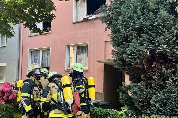 FW-E: Wohnungsbrand in einem Mehrfamilienhaus - Feuerwehr rettet Mutter mit Kind
