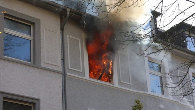 FW-E: Wohnungsbrand in einem Mehrfamilienhaus-Keine Verletzten